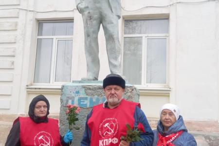 Сталинградские коммунисты вышли на праздничные субботники