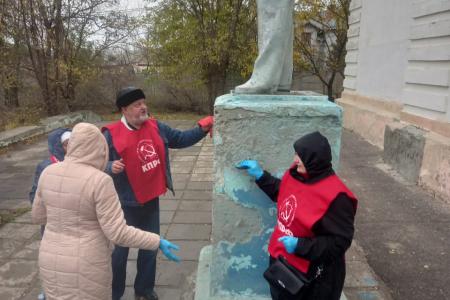 Сталинградские коммунисты вышли на праздничные субботники