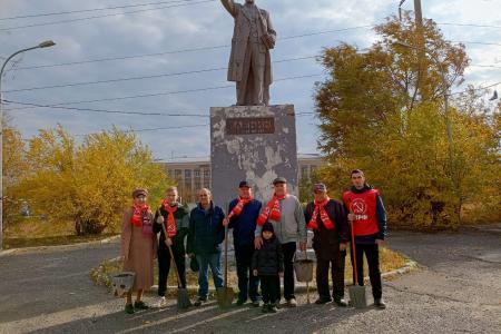 Сталинградские коммунисты вышли на праздничные субботники