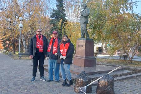 Сталинградские коммунисты вышли на праздничные субботники