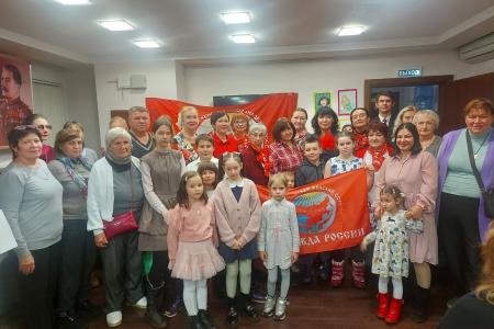 Москва. Коммунисты и активисты женского движения организовали праздничный вечер ко Дню матери