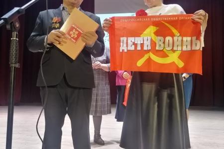 Забайкалье. Коммунисты вручили копию Знамени Победы школе села Засопка