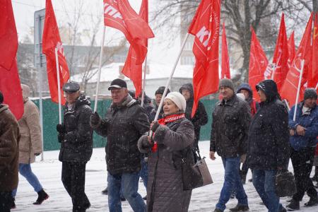 Ульяновский обком КПРФ отметил 107-ю годовщину Великой Октябрьской социалистической революции традиционной демонстрацией и митингом, который прошел у памятника В.И. Ленину