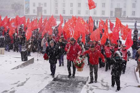 Ульяновский обком КПРФ отметил 107-ю годовщину Великой Октябрьской социалистической революции традиционной демонстрацией и митингом, который прошел у памятника В.И. Ленину