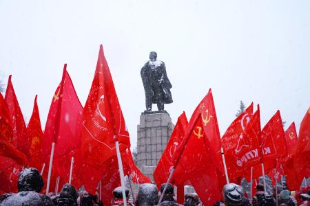 Ульяновский обком КПРФ отметил 107-ю годовщину Великой Октябрьской социалистической революции традиционной демонстрацией и митингом, который прошел у памятника В.И. Ленину