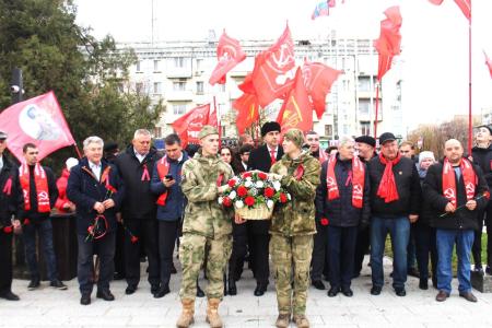 Луганский актив КПРФ отметил 107-летнюю годовщину Великого Октября