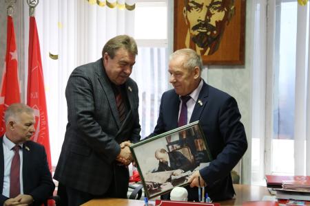 Мордовия. Красный флаг над райкомом КПРФ в Краснослободске
