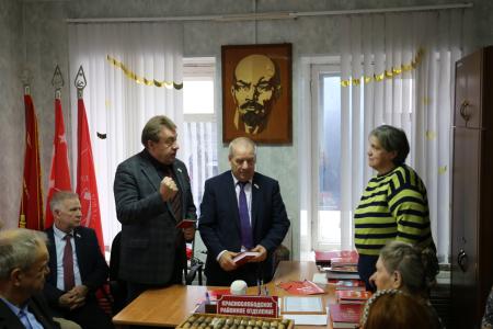 Мордовия. Красный флаг над райкомом КПРФ в Краснослободске