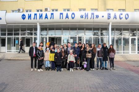 Для многодетной семьи Марии Литвиненко депутат Госдумы Сергей Гаврилов организовал знакомство с Воронежским авиазаводом