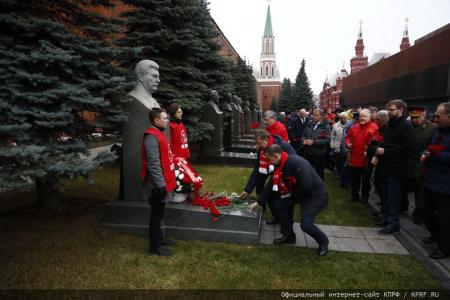 КПРФ провела в Москве митинг, посвященный 107-й годовщине Великого Октября