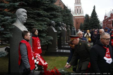 КПРФ провела в Москве митинг, посвященный 107-й годовщине Великого Октября
