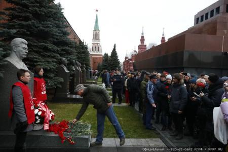 КПРФ провела в Москве митинг, посвященный 107-й годовщине Великого Октября