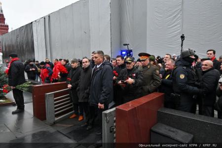 КПРФ провела в Москве митинг, посвященный 107-й годовщине Великого Октября