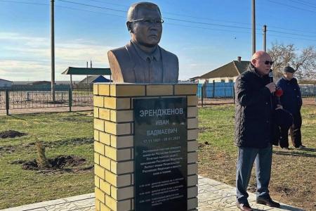 Республика Калмыкия. Николай Нуров принял участие в открытии памятника известному животноводу Ивану Эрендженову