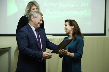 Нижегородская область. КПРФ наградила юных художников, принявших участие в выставке, посвященной юбилею советского летчика Валерия Чкалова