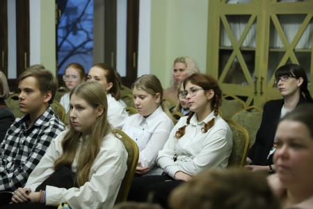 Нижегородская область. КПРФ наградила юных художников, принявших участие в выставке, посвященной юбилею советского летчика Валерия Чкалова
