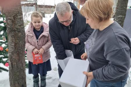 Руководитель фракции КПРФ в Мособлдуме Александр Наумов поздравил с Новым годом детей, чьи отцы участники СВО