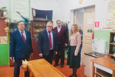 Педагоги центра допобразования в микрорайоне Ожерелье поблагодарили руководителя фракции КПРФ Александра Наумова за помощь учреждению