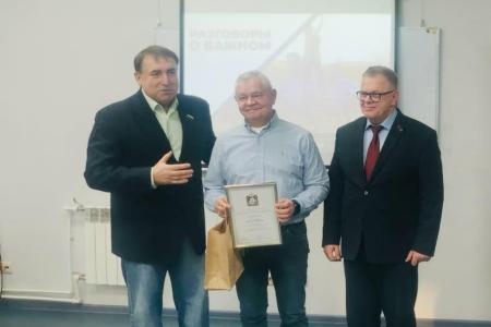 Руководитель фракции КПРФ в Мособлдуме Александр Наумов вручил награды работникам транспорта в Ступине