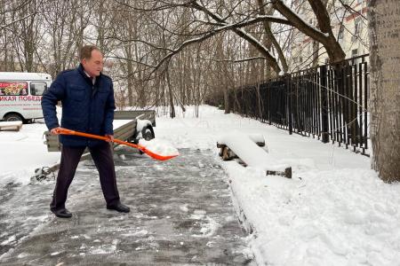 В Подмосковном обкоме прошел субботник по уборке территории от снегопада