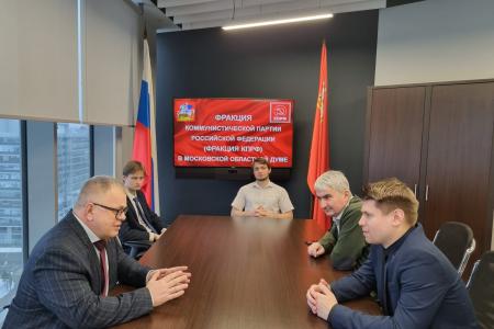 Руководитель фракции КПРФ в Мособлдуме Александр Наумов наградил волонтеров из Лобни