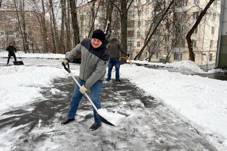 В Подмосковном обкоме прошел субботник по уборке территории от снегопада