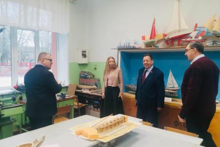Педагоги центра допобразования в микрорайоне Ожерелье поблагодарили руководителя фракции КПРФ Александра Наумова за помощь учреждению