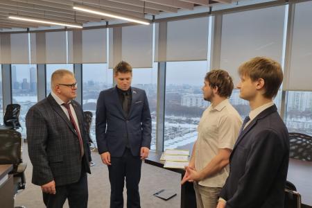 Руководитель фракции КПРФ в Мособлдуме Александр Наумов наградил волонтеров из Лобни