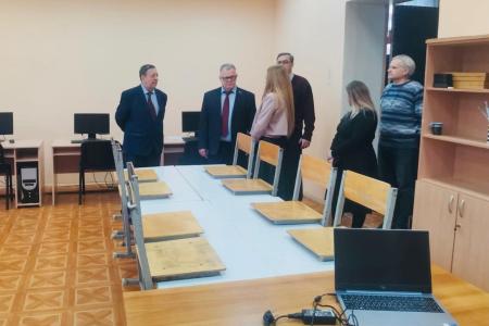 Педагоги центра допобразования в микрорайоне Ожерелье поблагодарили руководителя фракции КПРФ Александра Наумова за помощь учреждению