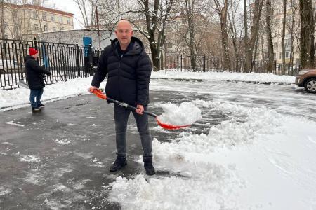 В Подмосковном обкоме прошел субботник по уборке территории от снегопада
