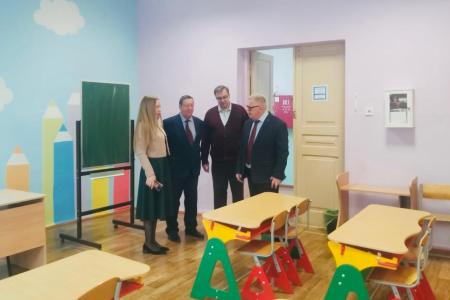 Педагоги центра допобразования в микрорайоне Ожерелье поблагодарили руководителя фракции КПРФ Александра Наумова за помощь учреждению