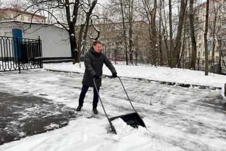 В Подмосковном обкоме прошел субботник по уборке территории от снегопада