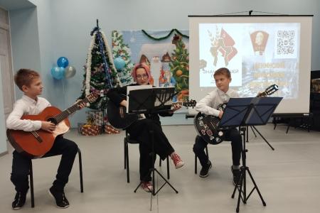 Коммунисты и комсомольцы Великого Новгорода провели урок "Знамя нашей Победы"