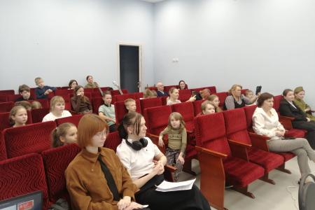 Коммунисты и комсомольцы Великого Новгорода провели урок "Знамя нашей Победы"