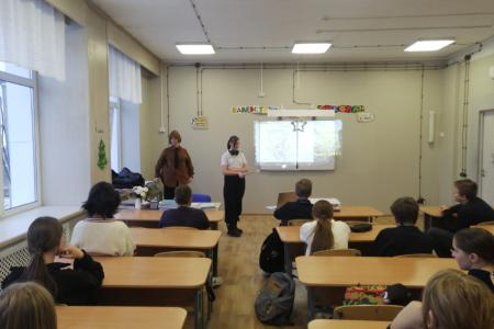 Коммунисты и комсомольцы Великого Новгорода провели урок "Знамя нашей Победы"