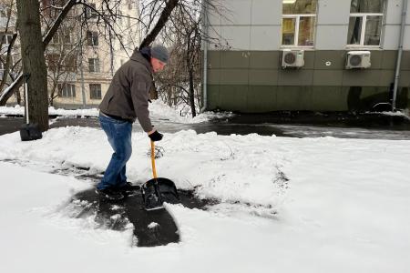 В Подмосковном обкоме прошел субботник по уборке территории от снегопада