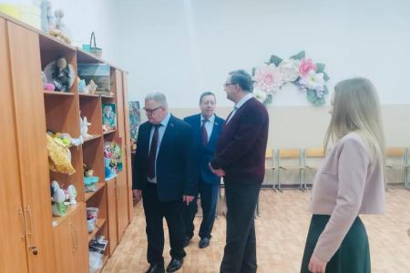 Педагоги центра допобразования в микрорайоне Ожерелье поблагодарили руководителя фракции КПРФ Александра Наумова за помощь учреждению