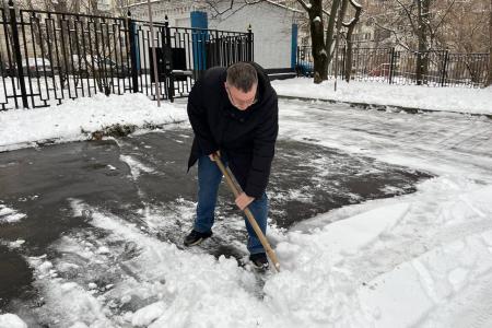 В Подмосковном обкоме прошел субботник по уборке территории от снегопада