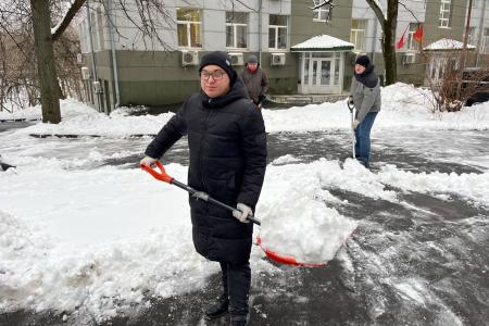 В Подмосковном обкоме прошел субботник по уборке территории от снегопада