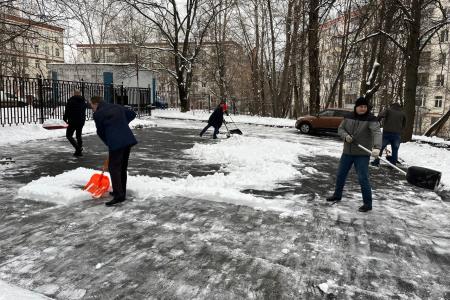 В Подмосковном обкоме прошел субботник по уборке территории от снегопада