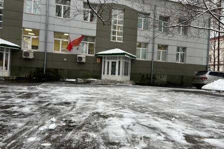 В Подмосковном обкоме прошел субботник по уборке территории от снегопада