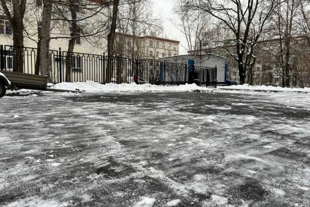 В Подмосковном обкоме прошел субботник по уборке территории от снегопада