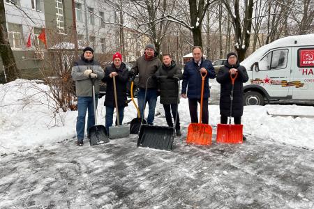В Подмосковном обкоме прошел субботник по уборке территории от снегопада