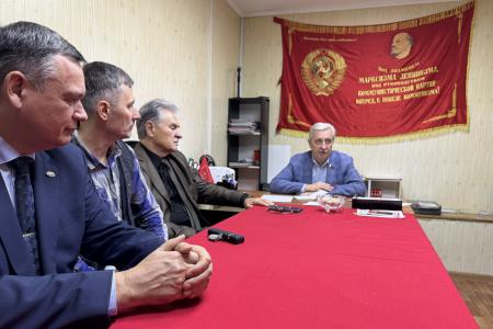 Краснодарский край. Коммунист-депутат Госдумы Н.И. Осадчий провел в Сочи рабочие встречи и поздравил команду КПРФ с победой на Кубке России по шахматам