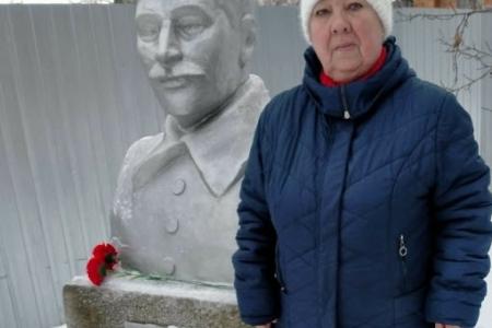 Саратовская область. Цветы И.В. Сталину