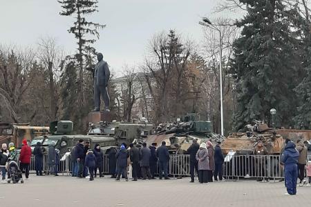 Круг замкнулся. Вновь к подножью памятника Ленину, теперь в Черкесске, брошены фашистские знамена и трофейная техника нацистов