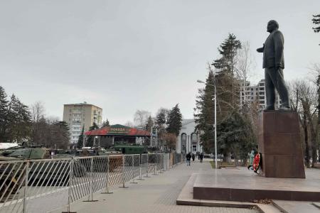 Круг замкнулся. Вновь к подножью памятника Ленину, теперь в Черкесске, брошены фашистские знамена и трофейная техника нацистов