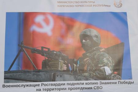 Круг замкнулся. Вновь к подножью памятника Ленину, теперь в Черкесске, брошены фашистские знамена и трофейная техника нацистов