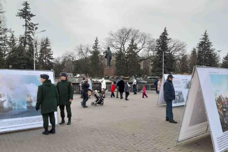 Круг замкнулся. Вновь к подножью памятника Ленину, теперь в Черкесске, брошены фашистские знамена и трофейная техника нацистов