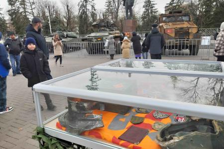 Круг замкнулся. Вновь к подножью памятника Ленину, теперь в Черкесске, брошены фашистские знамена и трофейная техника нацистов